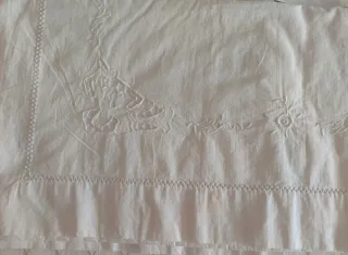 Lenzuolo matrimoniale ricamato a mano con federe