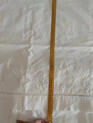 Lenzuolo matrimoniale ricamato a mano con federe