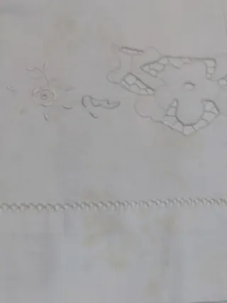 Lenzuolo matrimoniale ricamato a mano con federe