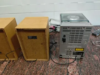 Cadena de música Sanyo con altavoces