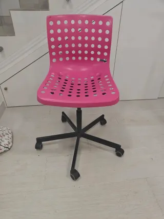 Silla de oficina rosa con ruedas