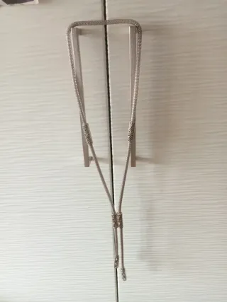 Collar largo plateado con adornos