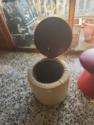 Due poltroncine piccole beige e rosse