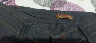 Pantalón corto de pana negro para mujer.