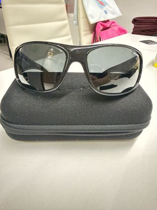 Gafas de sol negras y grises