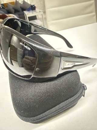 Gafas de sol negras y grises