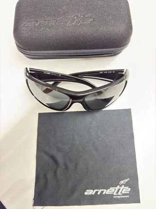 Gafas de sol negras y grises