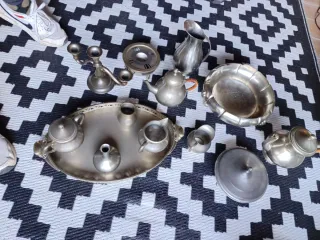 Set di stoviglie in metallo argentato