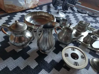 Set di stoviglie in metallo argentato