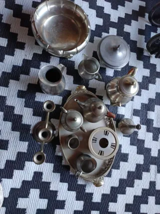 Set di stoviglie in metallo argentato