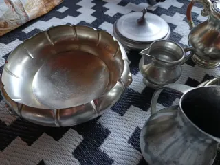 Set di stoviglie in metallo argentato