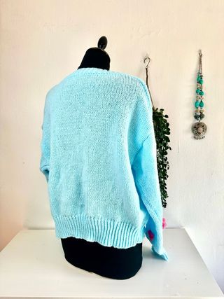 Cárdigan azul con corazones rosas