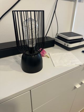 Lámpara de mesa negra con bombilla decorativa