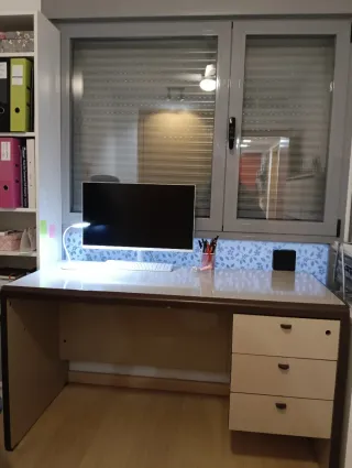 Tavolo da scrivania in legno massello con cassettiera