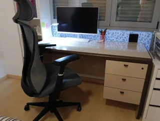 Tavolo da scrivania in legno massello con cassettiera