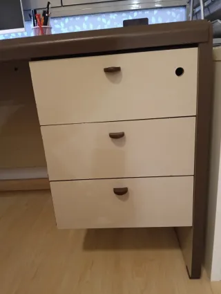 Tavolo da scrivania in legno massello con cassettiera