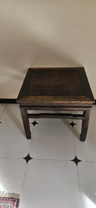 Mesa baja colonial de madera y mimbre