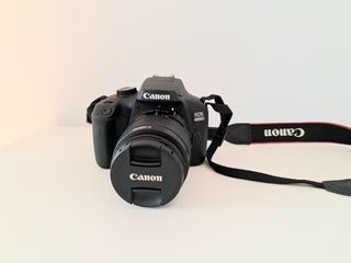 Cámara Canon EOS 4000D con objetivo del kit