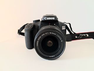 Cámara Canon EOS 4000D con objetivo del kit