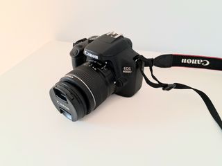 Cámara Canon EOS 4000D con objetivo del kit