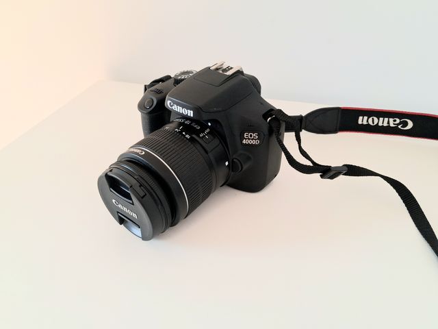 Cámara Canon EOS 4000D con objetivo del kit