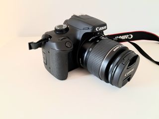 Cámara Canon EOS 4000D con objetivo del kit
