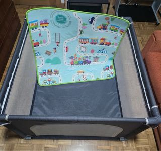 Parque infantil y corralito con alfombra