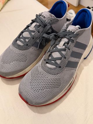 Tenis Adidas Grises y Rojos