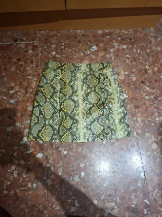 Falda Bershka estampado serpiente