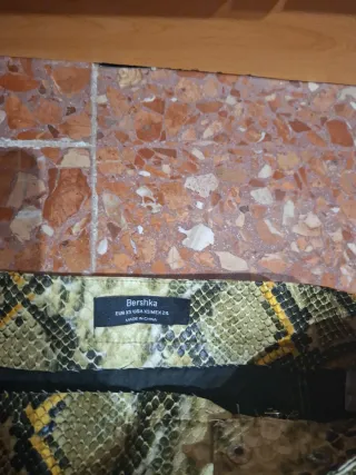 Falda Bershka estampado serpiente