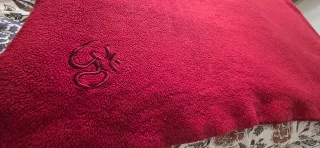 Manta burdeos de tacto suave