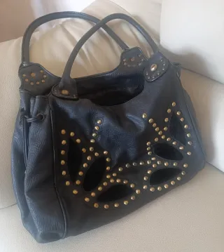 Bolso Negro con Detalles Dorados