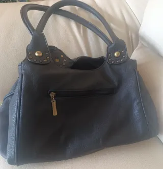 Bolso Negro con Detalles Dorados