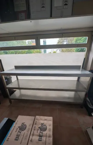 Mesa de acero inoxidable con 3 estantes