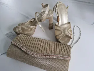 Conjunto bolso y sandalias doradas