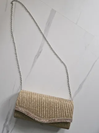 Conjunto bolso y sandalias doradas