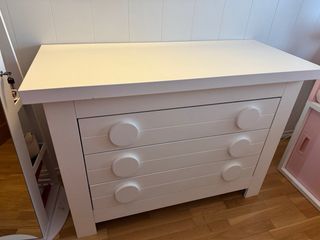 Cómoda blanca de madera con 3 cajones
