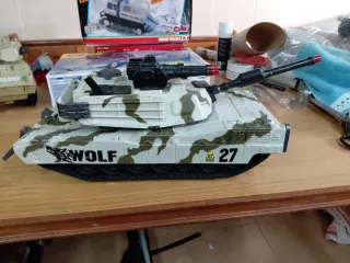 Tanque de juguete militar