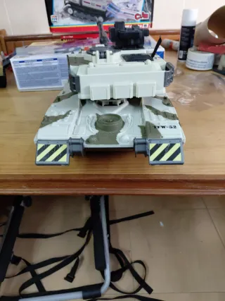 Tanque de juguete militar