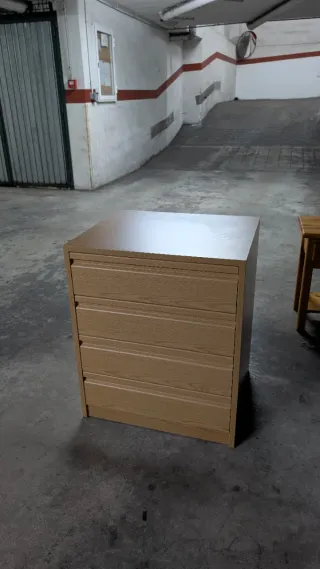 Cómoda de madera con cajones