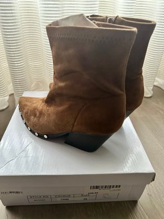 Botines camel con tachuelas