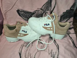Zapatillas Fila Beige y Blancas
