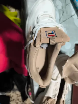 Zapatillas Fila Beige y Blancas