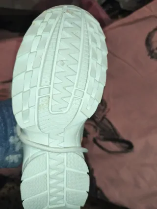 Zapatillas Fila Beige y Blancas