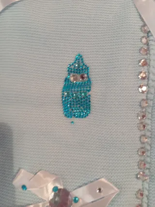 Saco de bebé azul con adornos