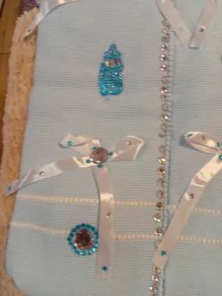 Saco de bebé azul con adornos