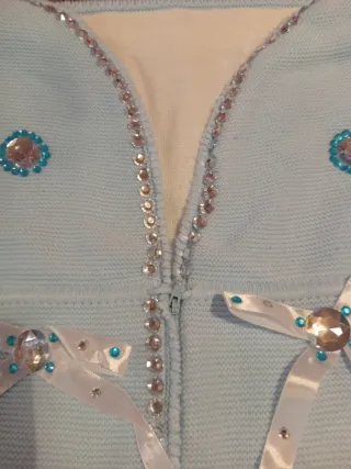 Saco de bebé azul con adornos