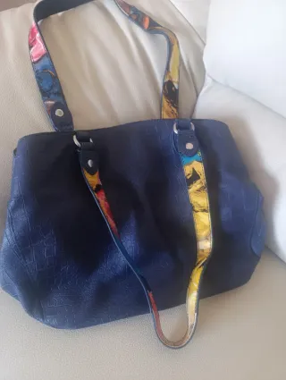 Bolso azul con estampado multicolor