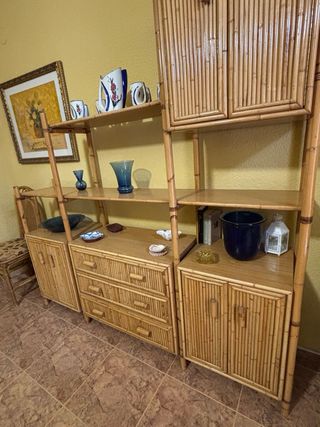 Mueble de salón de mimbre