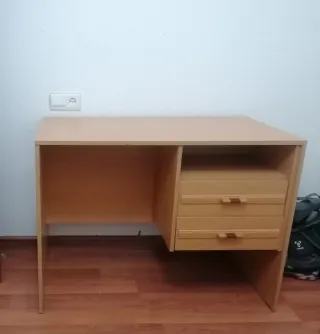 Scrivania in legno beige con cassetti